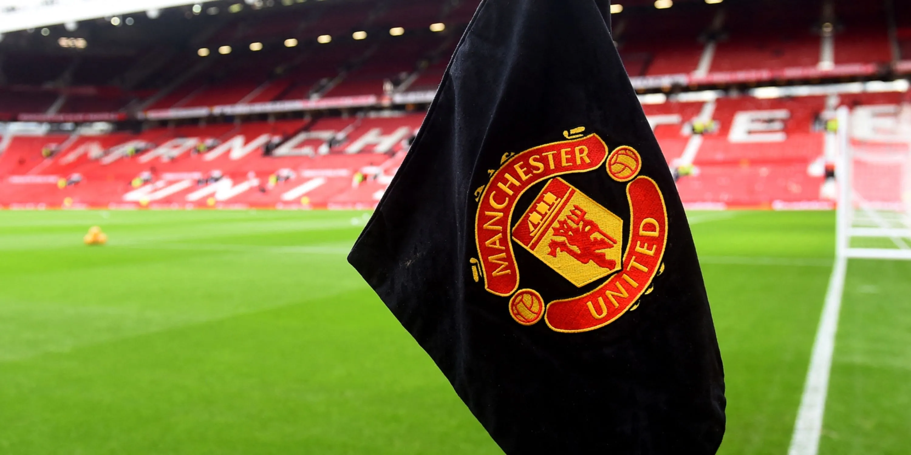 Old Trafford nhìn từ trên cao, sân nhà của Man United nơi các tuyển trạch viên săn tìm tài năng trẻ như George Shepherd