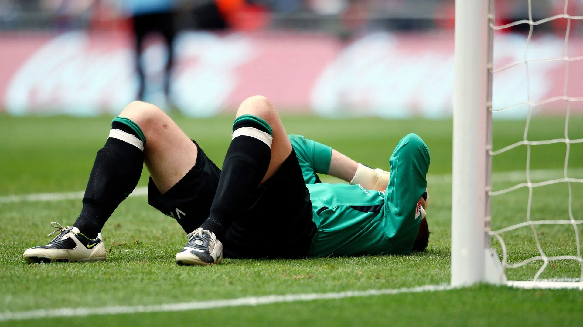 Paddy Kenny, cựu thủ môn, trong khoảnh khắc mệt mỏi sau cú knockdown ở trận từ thiện
