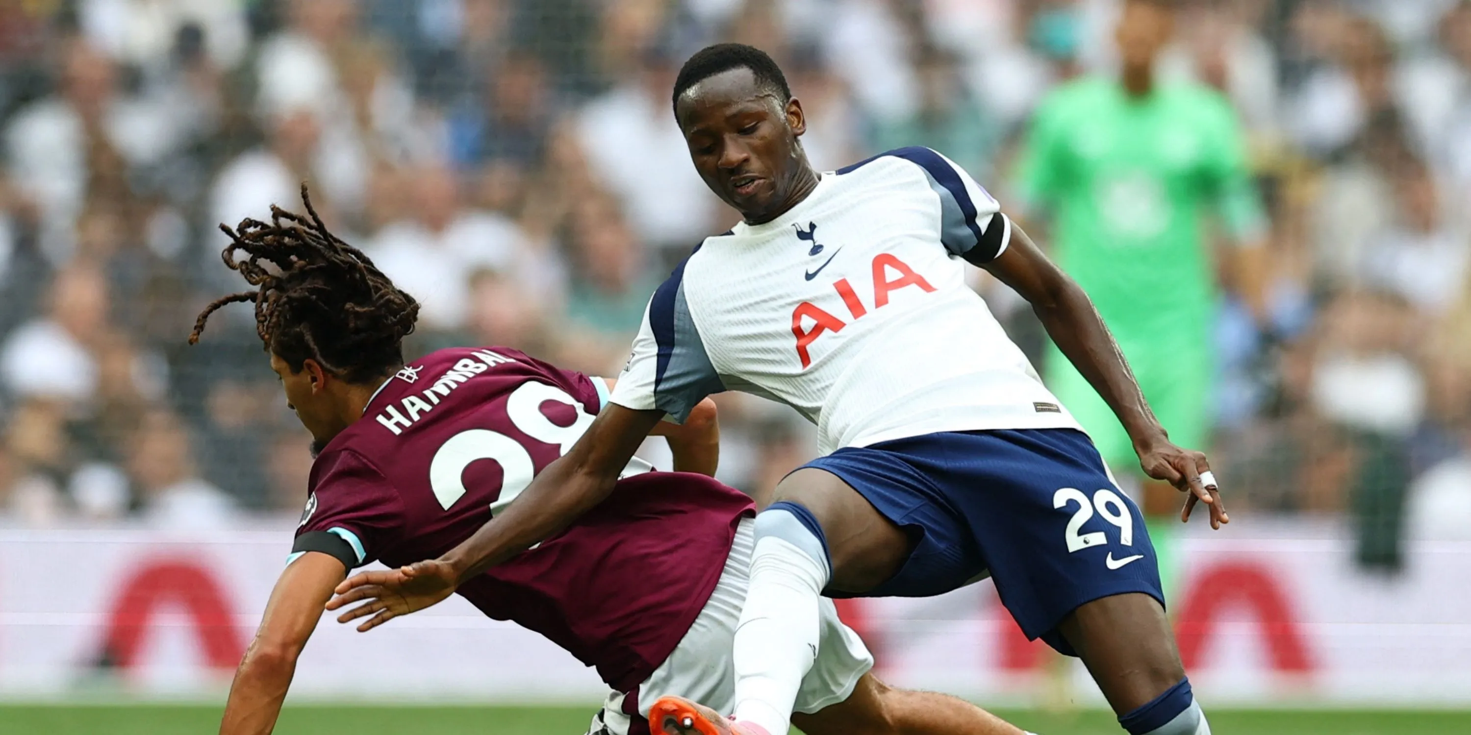 Pape Sarr trong màu áo Tottenham, thể hiện tốc độ và áp sát đối thủ