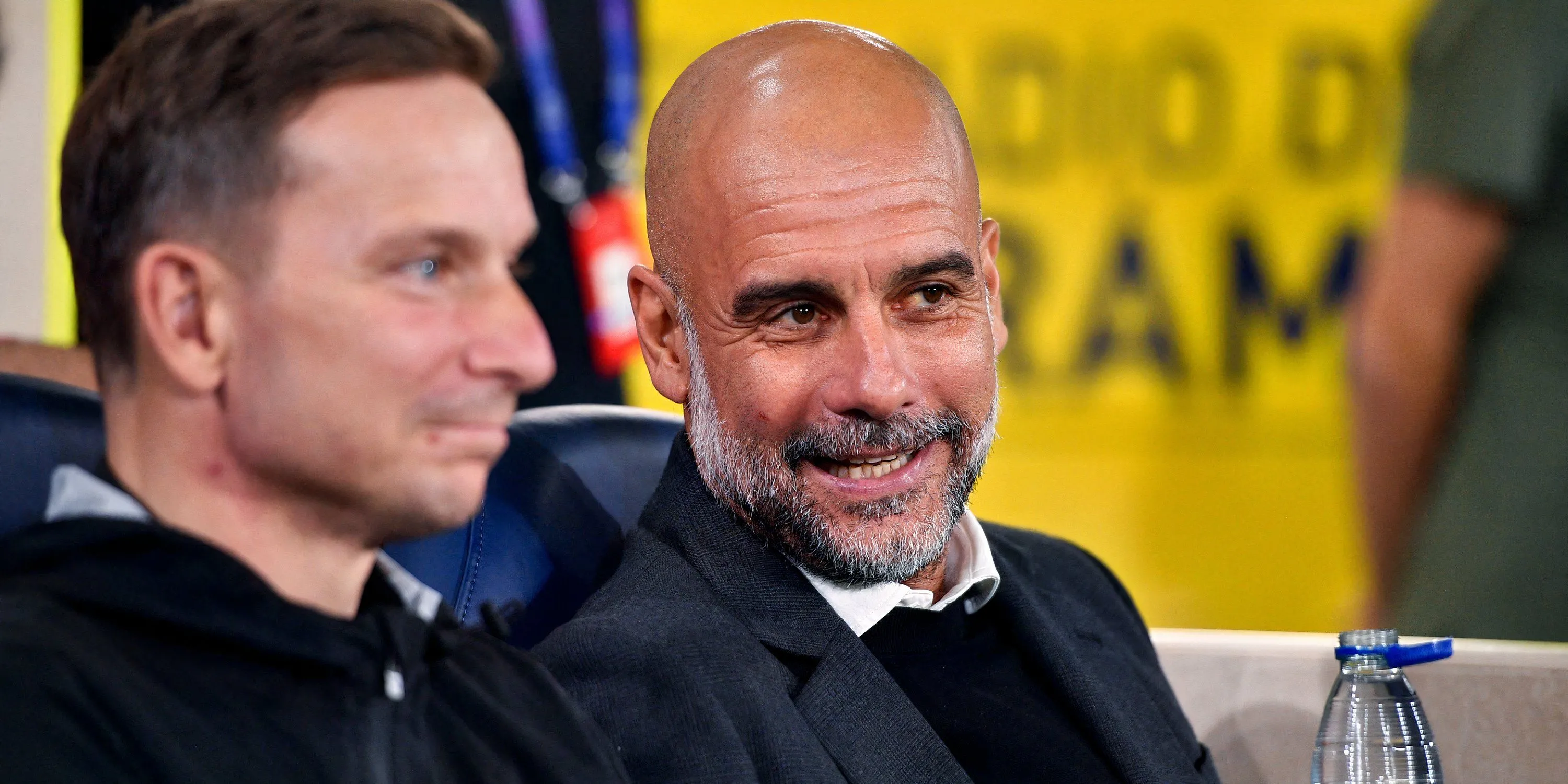 Pep Guardiola theo dõi học trò trong trận đấu gần đây của Man City