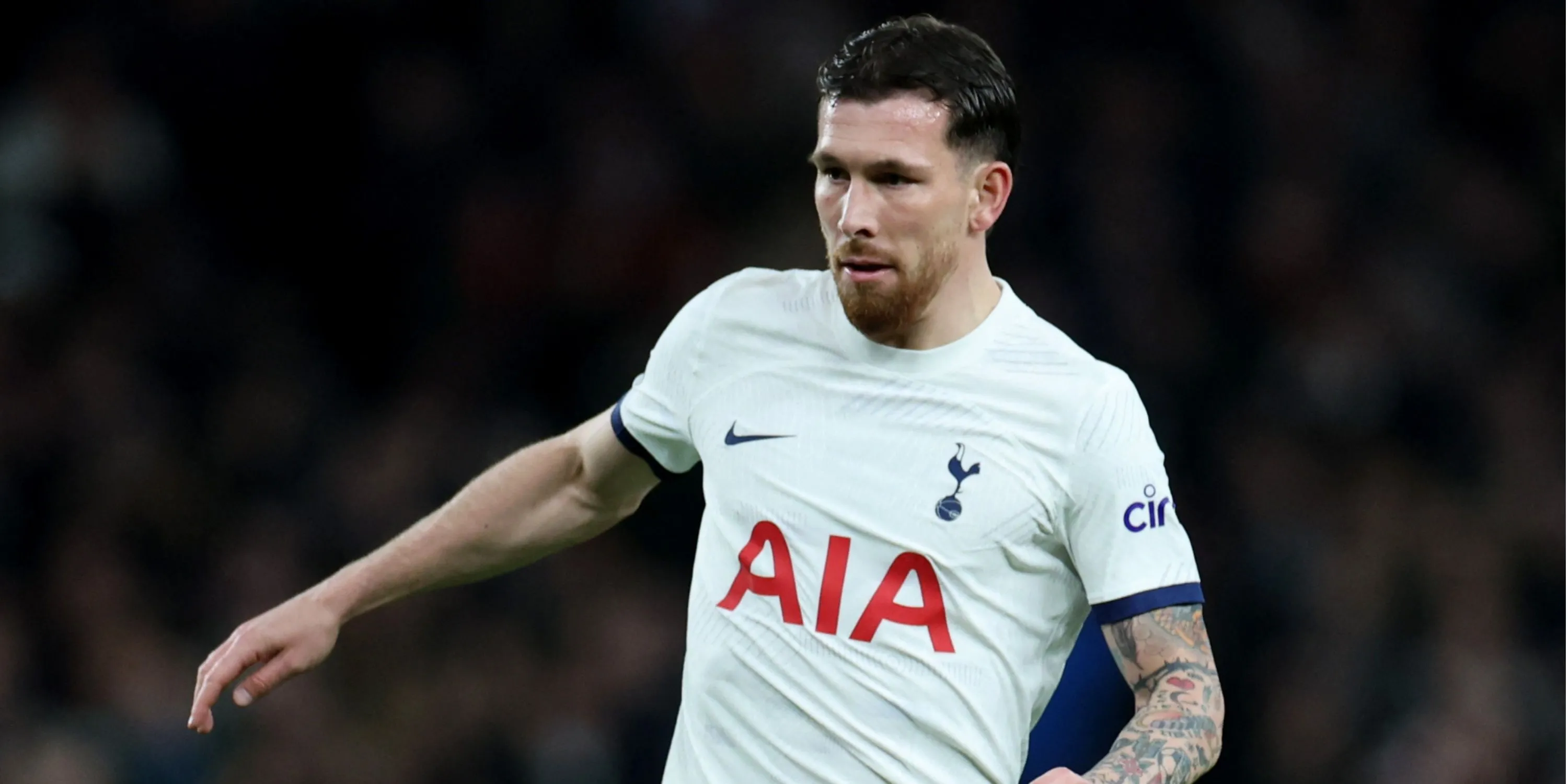 Pierre-Emile Hojbjerg tranh chấp bóng cho Tottenham, biểu tượng của một tiền vệ bị đánh giá thấp khi cần đóng góp sáng tạo