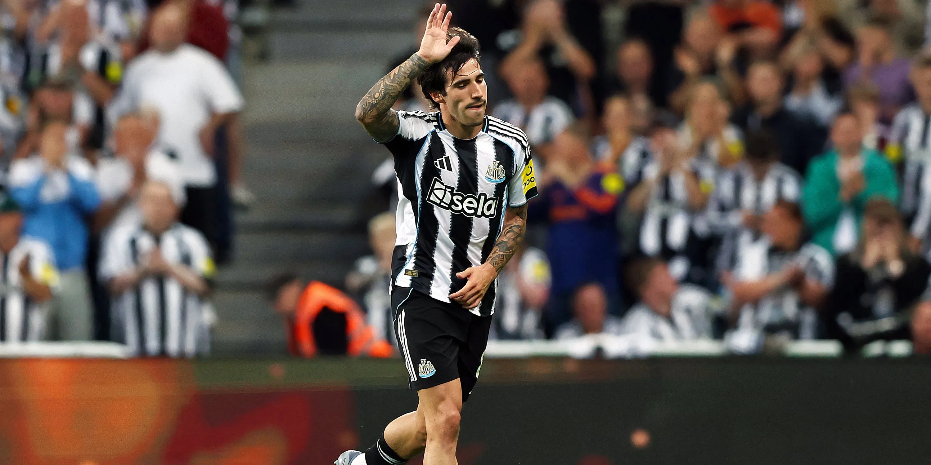 Sandro Tonali trong màu áo Newcastle, khoảnh khắc kiểm soát bóng ở giữa sân