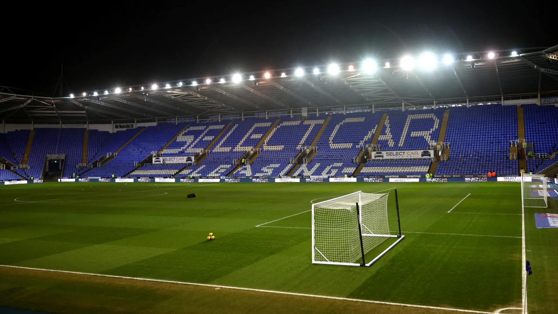 Select Car Leasing Stadium — nơi Reading cần vực dậy hy vọng trụ hạng