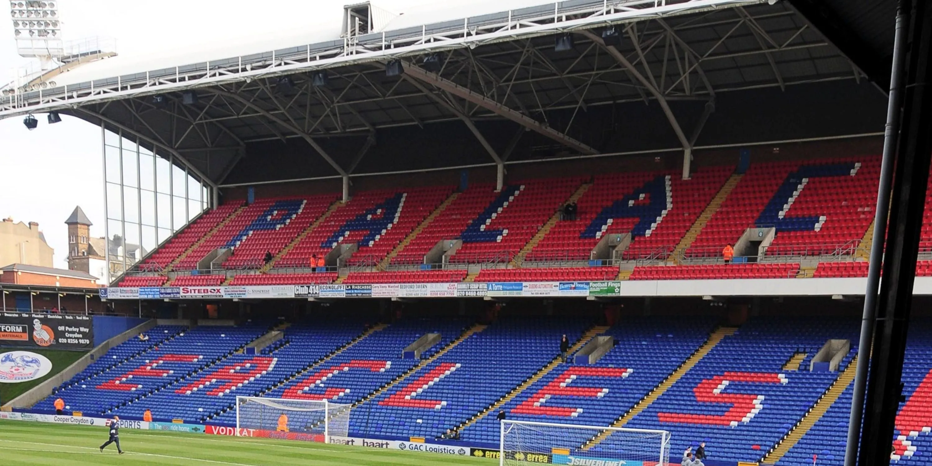 Selhurst Park – góc nhìn nội thất sân nhà Crystal Palace với khán đài đông kín
