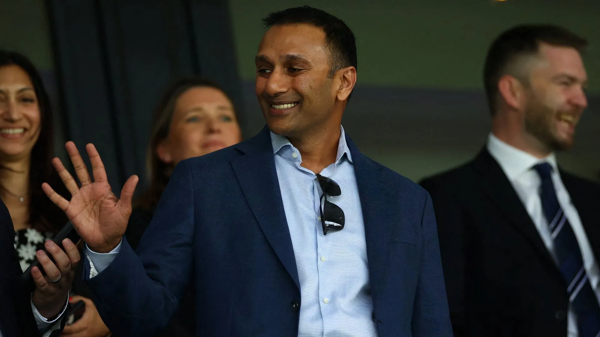 Shilen Patel chăm chú theo dõi trận Chung kết play-off của West Brom tại Championship