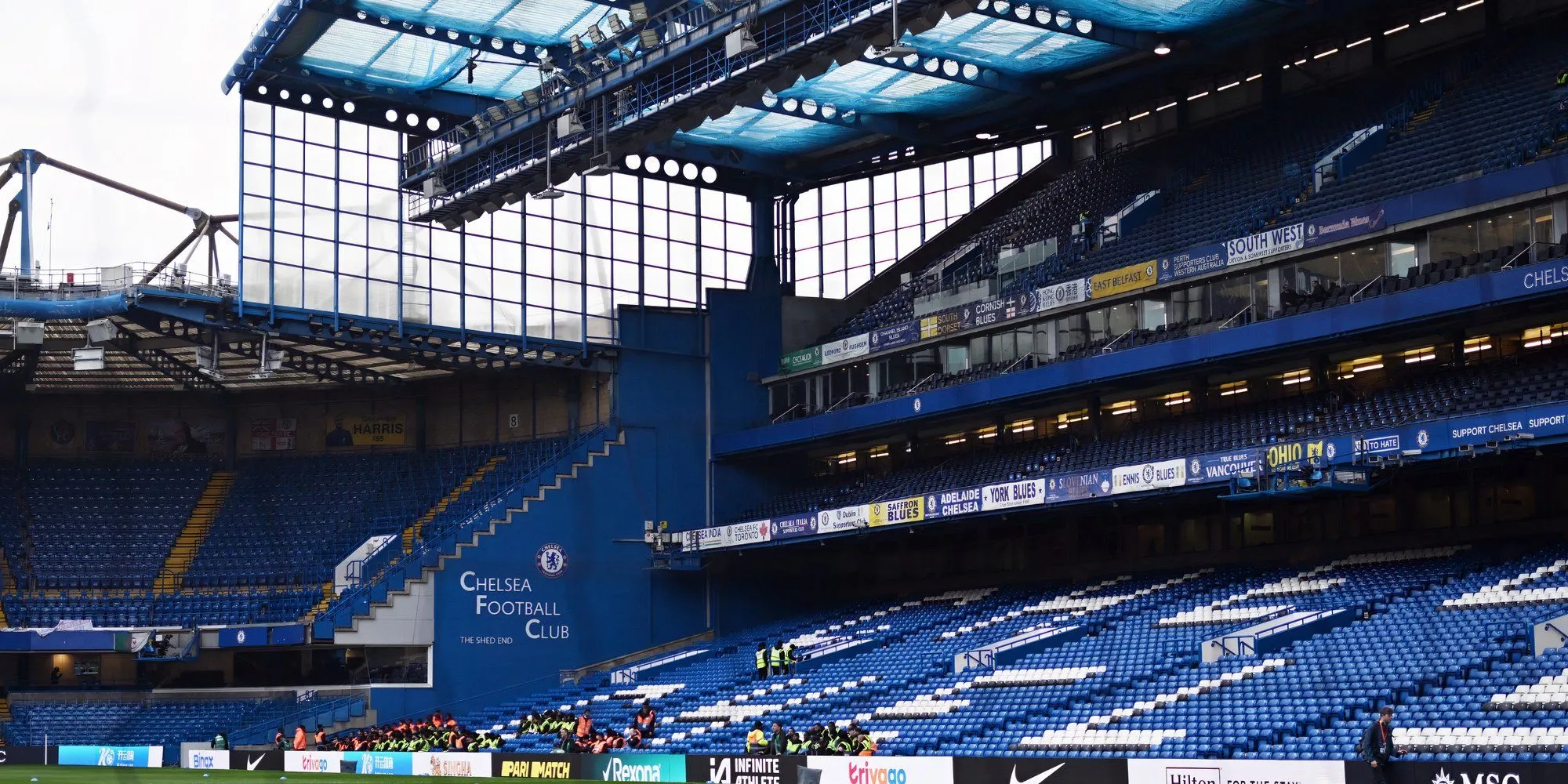 Stamford Bridge – sân nhà của Chelsea với ánh đèn và khán giả cuồng nhiệt