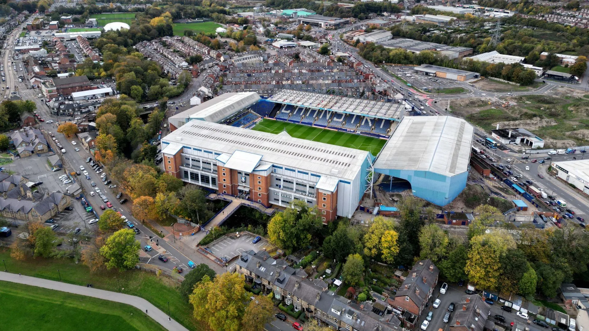 Toàn cảnh sân Hillsborough chật kín khán giả, biểu tượng của niềm tin mới tại Sheffield Wednesday