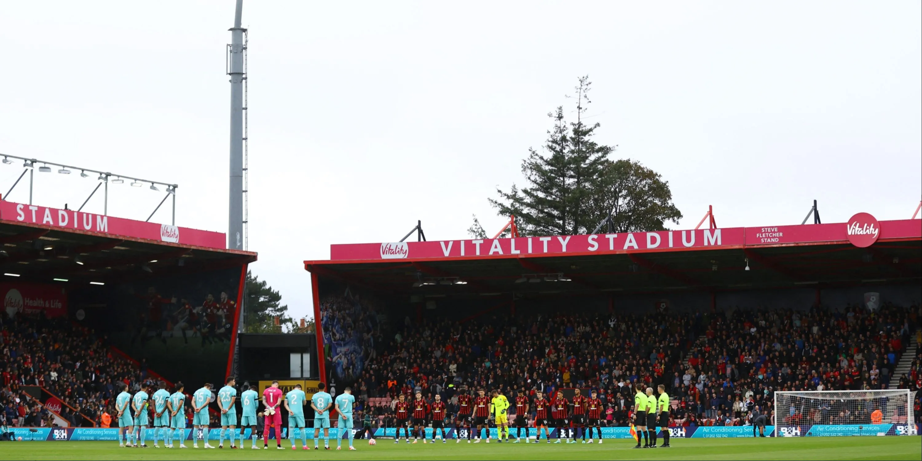 Toàn cảnh Vitality Stadium của Bournemouth với khán đài và người hâm mộ