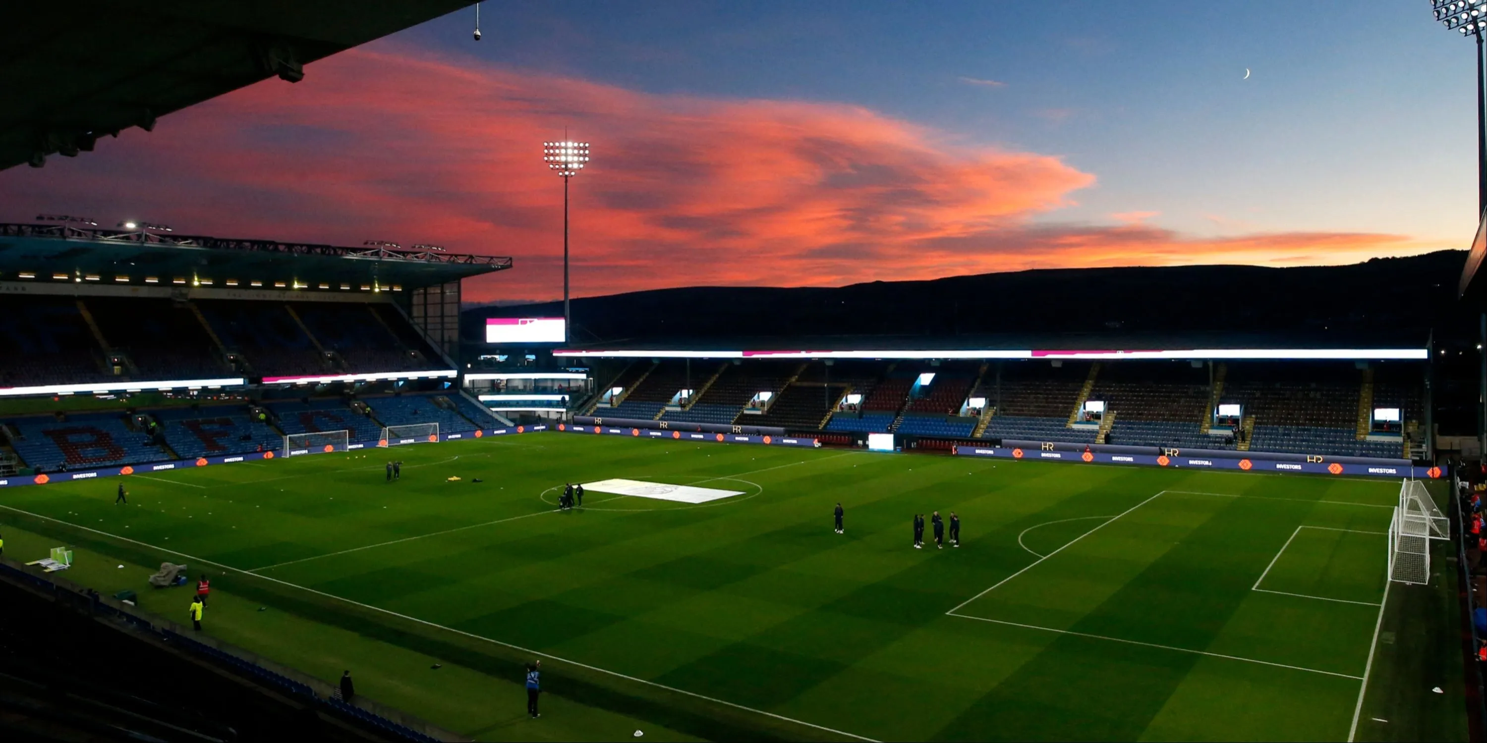 Turf Moor – quang cảnh sân nhà Burnley với khán giả trung thành tạo bầu không khí cổ vũ