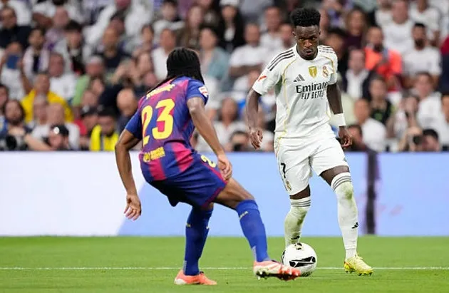 Vinicius khiến hàng thủ Barca phải căng mình chống đỡ.