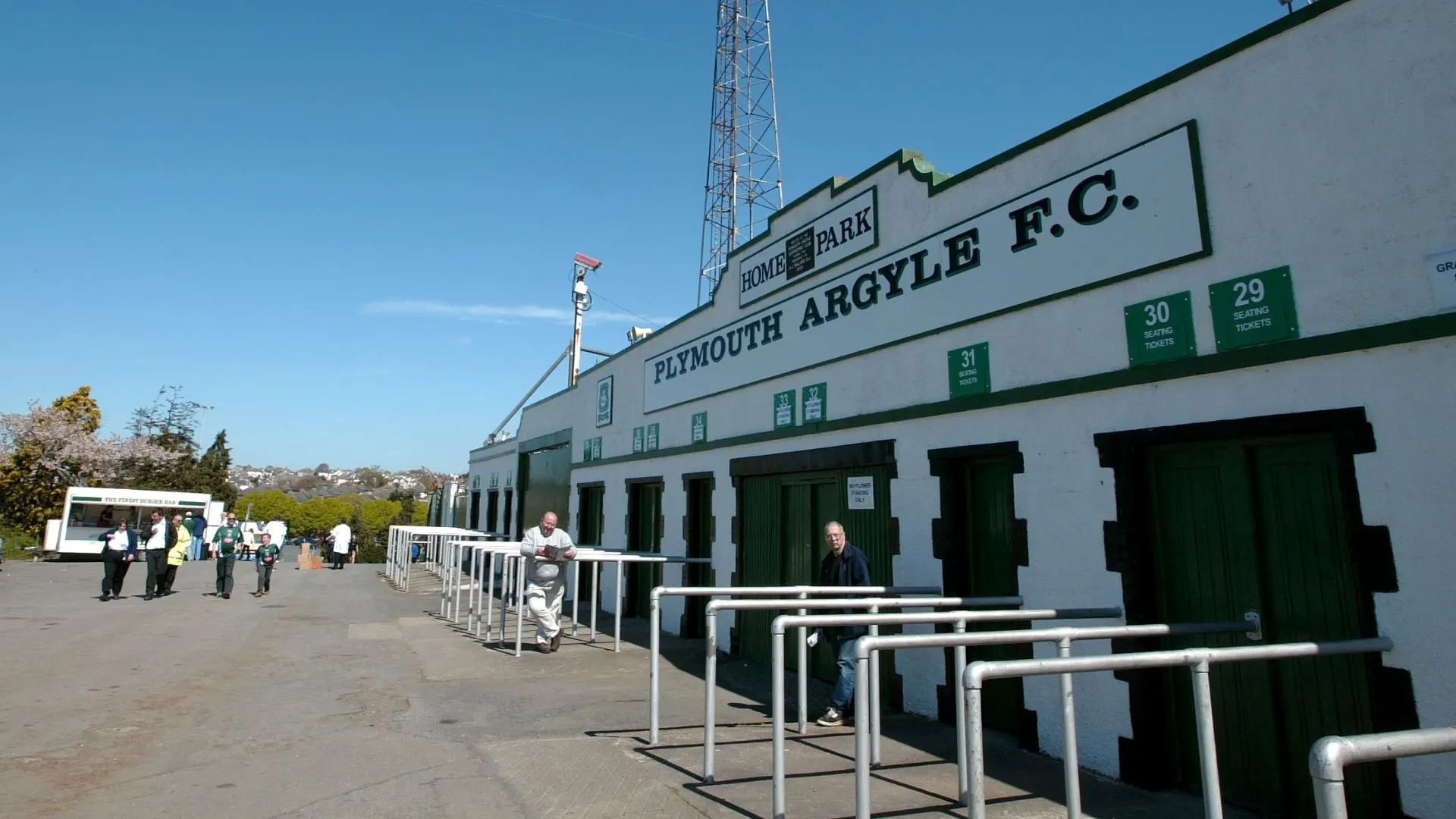 Ảnh bên ngoài sân vận động Home Park của Plymouth Argyle vào một ngày lạnh giá