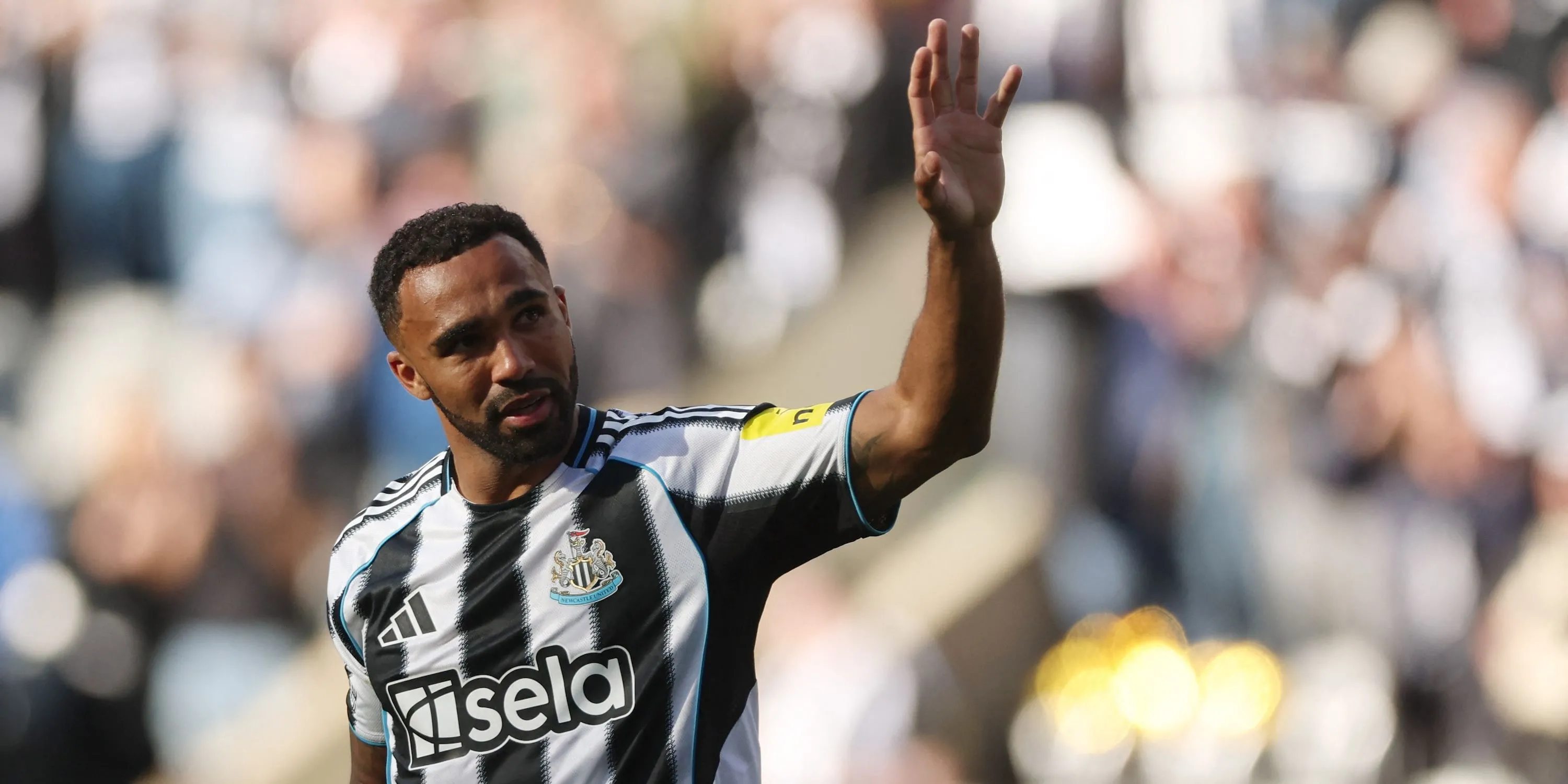 Callum Wilson ăn mừng sau trận đấu với các fan Newcastle