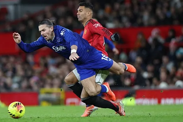 Casemiro chơi chậm chạp trước Everton
