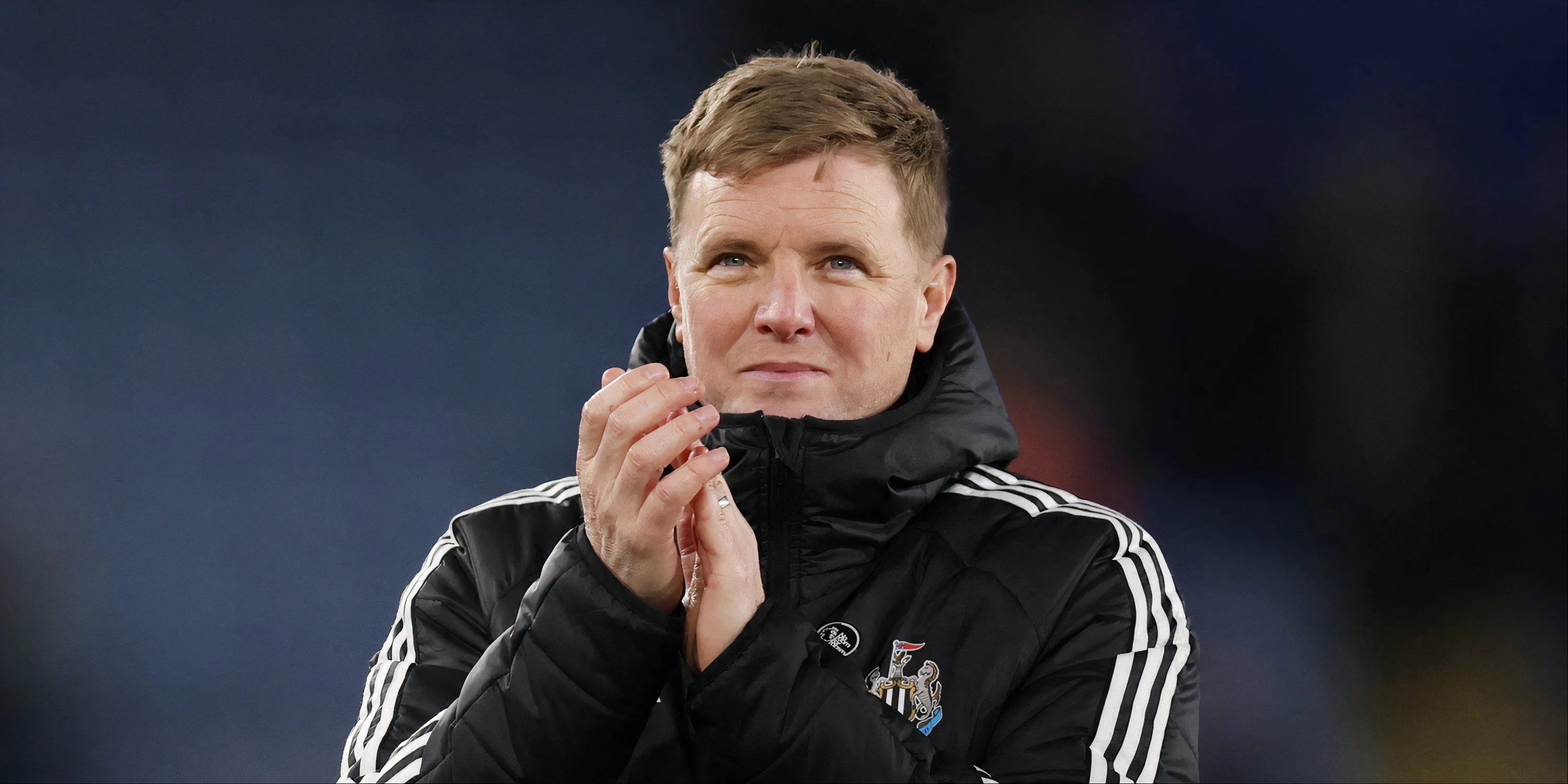 Eddie Howe quan sát trận đấu từ kỳ dậu