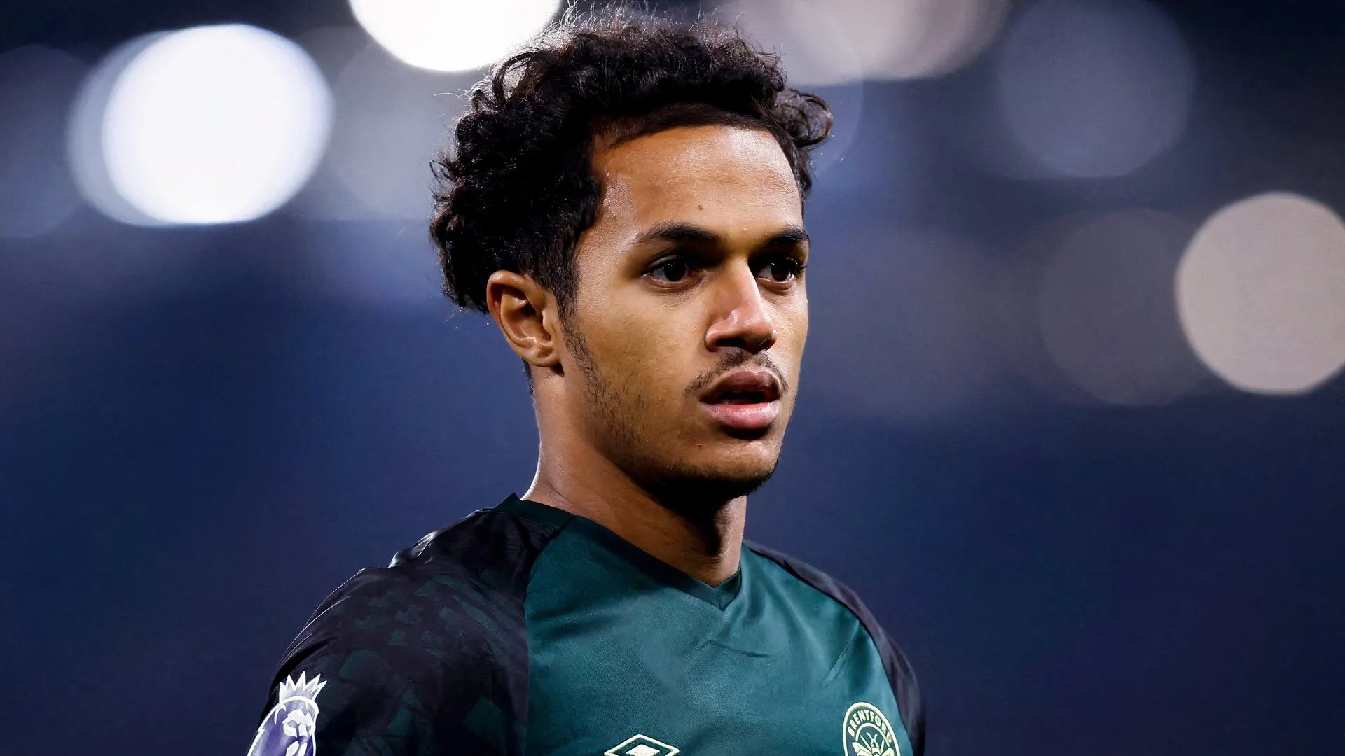 Fabio Carvalho chơi cho Brentford trước Fulham trong trận Ngoại hạng Anh