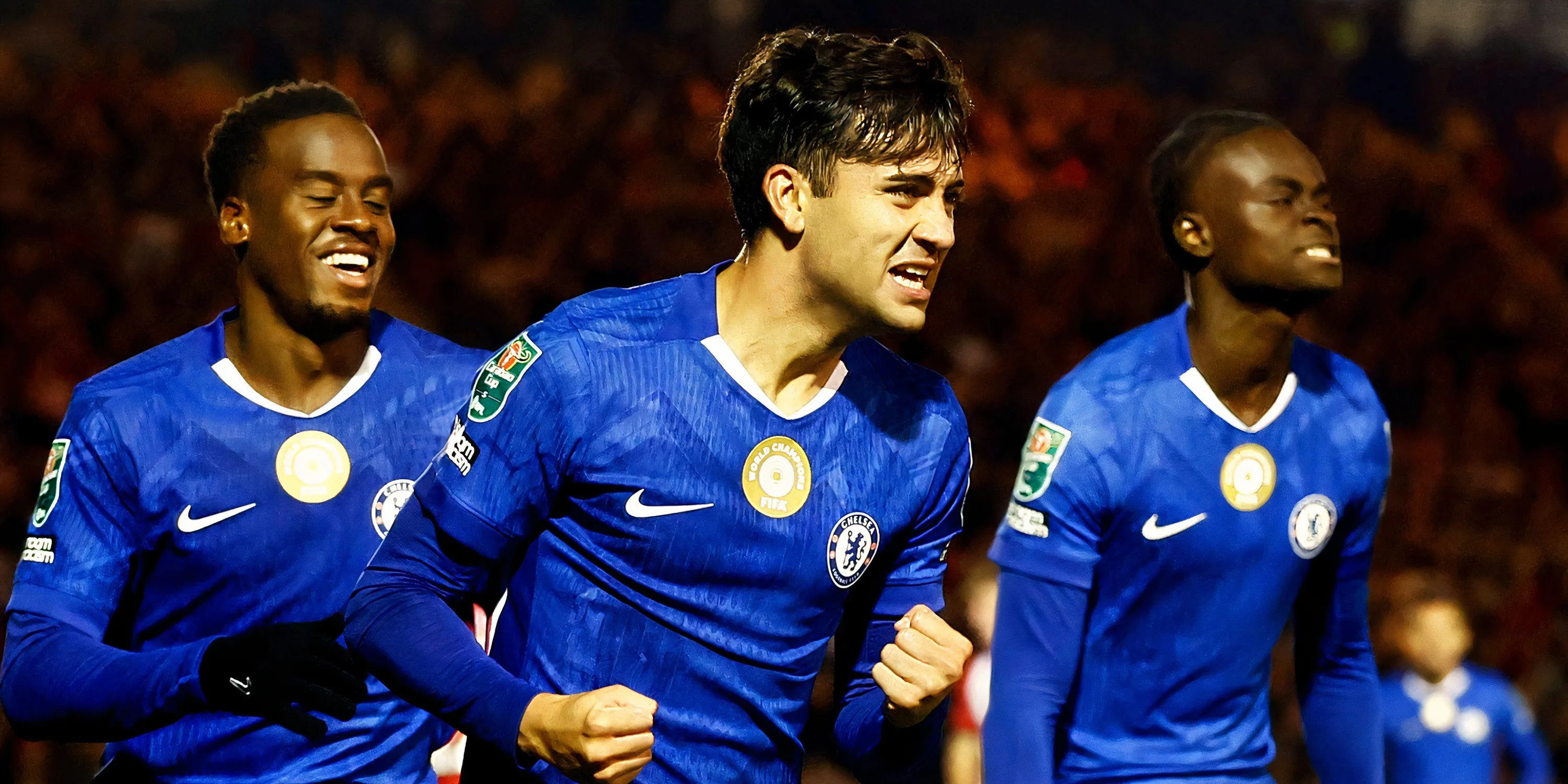 Facundo Buonanotte trong trang phục Leicester City, chuẩn bị tranh bóng với đối thủ