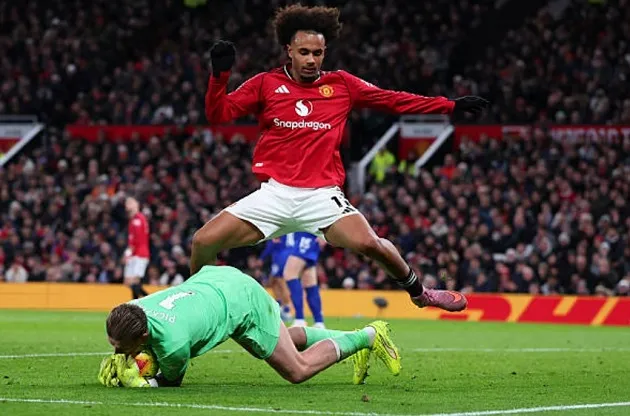 Joshua Zirkzee bỏ lỡ cơ hội đánh đầu