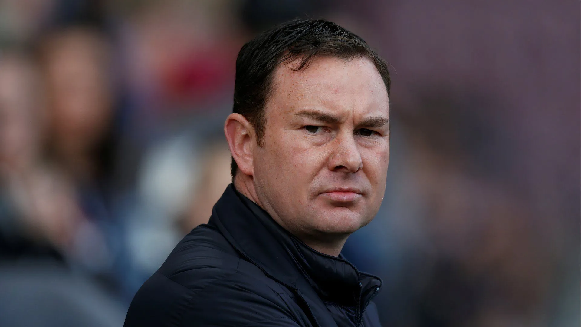 Trận đấu Bradford City với Derek Adams đang chỉ đạo từ đường biên